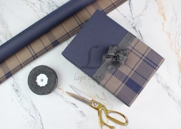 Папір пакувальний крафт бурий"Клітина синя+тонування синім" в рулоні (0,7м х8м) 70г/квм 255-4631