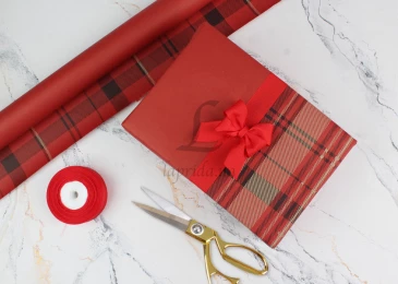 Папір пакувальний крафт бурий"Клітина червона+тонування червоним"в рулоні(0,7м х8м)70г/квм 255-4624