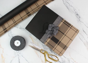 Папір пакувальний крафт бурий "Клітка чорна+тонування чорним" в рулоні (0,7м х8м) 70г/квм 255-4587