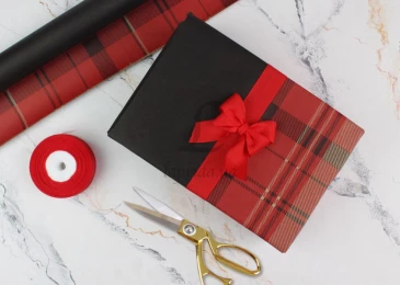 Папір пакувальний крафт двусторонняя  "Тон чорним+клітина червоним" в рулоне (8м*0,7м) 255-4617