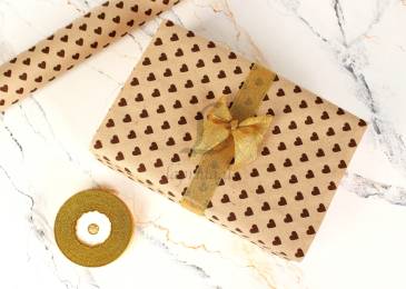 Бумага упаковочная крафт "Сердца мини шоколадные и белые" в рулоне (0,7м х8м) 70г/м2 255-9056