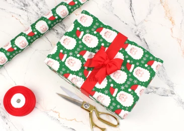 Папір пакувальний новорічний "Дід Мороз на зеленому" в рулоні (0,7м х8м) 70г/м2 255-7137