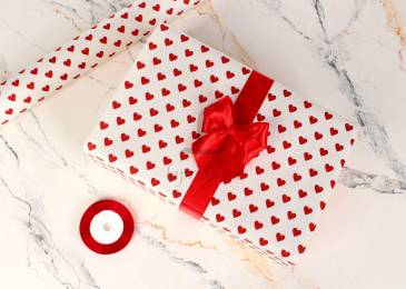 Бумага упаковочная "Сердца мини красные на белом" в рулоне (0,7м х8м) 70г/м2 255-9063