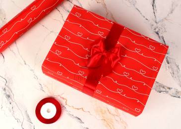 Бумага упаковочная "Лента лав на красном белом" в рулоне (0,7м х8м) 70г/м2 255-9087