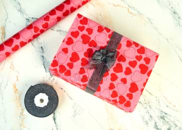 Папір пакувальний "Червоні серця на рожевому" в рулоні (0,7м х8м) 70г/м2 255-9117