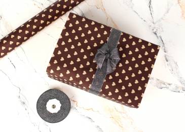 Бумага упаковочная крафт "Сердца мини на шоколадном" в рулоне (0,7м х8м) 70г/м2 255-9070