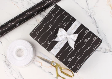 Папір пакувальний  "Лав смужка чорна"  в рулоні (0,7м х8м) 70г/м2  255-6277